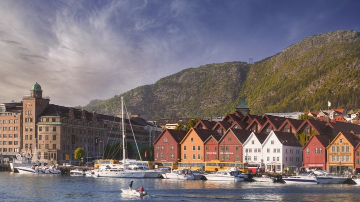 Le port de Vagen et Bryggen,&nbsp;quartier de la ville de Bergen en Norvège. (Illustration) (JON HICKS / STONE RF / GETTY IMAGES)