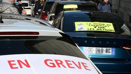 Manifestation de taxis à Besançon contre la hausse des prix du carburant, le 21 mars 2022. (FRANCK LALLEMAND / MAXPPP)