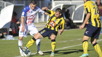 Les joueurs d'Arles la saison dernière (en jaune et noir), ici face à Troyes en L2 (?FABRICE FOURES / MAXPPP)