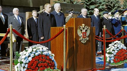 Le président russe Vladimir Poutine et son prédécesseur, Boris Eltsine, lors des commémorations du Jour de la Victoire, le 9 mai 2000 à Moscou (Russie). (VLADIMIR VYATKIN / SPUTNIK / AFP)