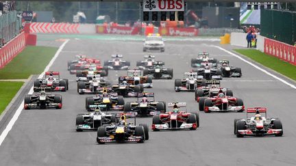 Le d&eacute;part du Grand Prix de Belgique, le 28 ao&ucirc;t 2011, sur le circuit de Spa-Francorchamps. (MICHEL KRAKOWSKI / AFP)