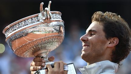 Rafael Nadal soulève le trophée de Roland-Garros pour la 9e fois (MIGUEL MEDINA / AFP)