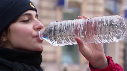 Selon une étude américaine, des milliers de nanoparticules de plastique sont contenues dans les bouteilles d'eau. (France 2)