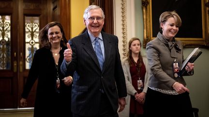 Le chef de la majorité républicaine au Sénat, Mitch McConnell,&nbsp;le 31 janvier 2020 à Washington (Etats-Unis), après le rejet par son camp de nouveaux éléments dans le procès en destitution de Donald Trump. (BRENDAN SMIALOWSKI / AFP)