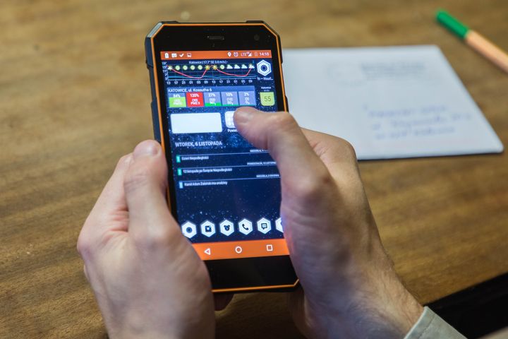 L'application pour smartphone qui permet de suivre en temps réel la pollution de l'air, à Katowice (Pologne), le 6 novembre 2018. (RAPHAEL GODET / FRANCEINFO)