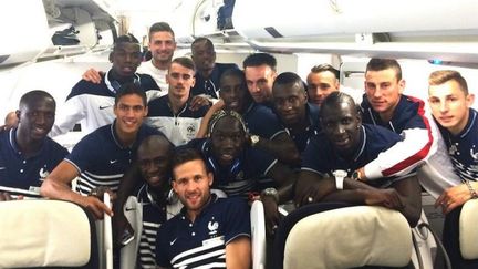 &nbsp; (Les Bleus font un selfie dans un avion au Brésil © Twitter)