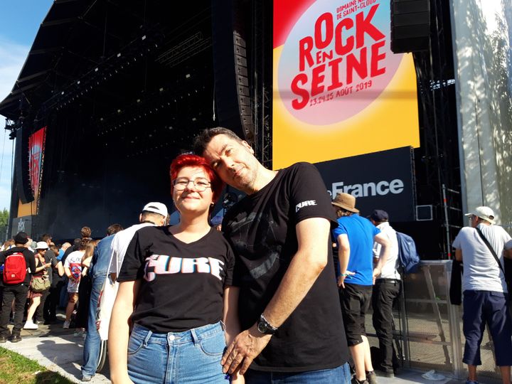 Mathilde et son père Christophe devant la grande scène de Rock en Seine le 23 août 2019. (Thomas Hermans/Franceinfo)