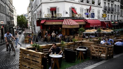 Les terrasses éphémères parisiennes doivent&nbsp;disparaître le 1er novembre. Photo d'illustration, le 23 juillet 2020.&nbsp; (CHRISTOPHE ARCHAMBAULT / AFP)