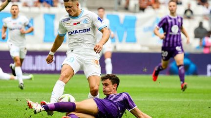 Nicolaisen intervenes at the feet of Vitinha, during OM-Toulouse, September 17, 2023. (CLEMENT MAHOUDEAU / AFP)