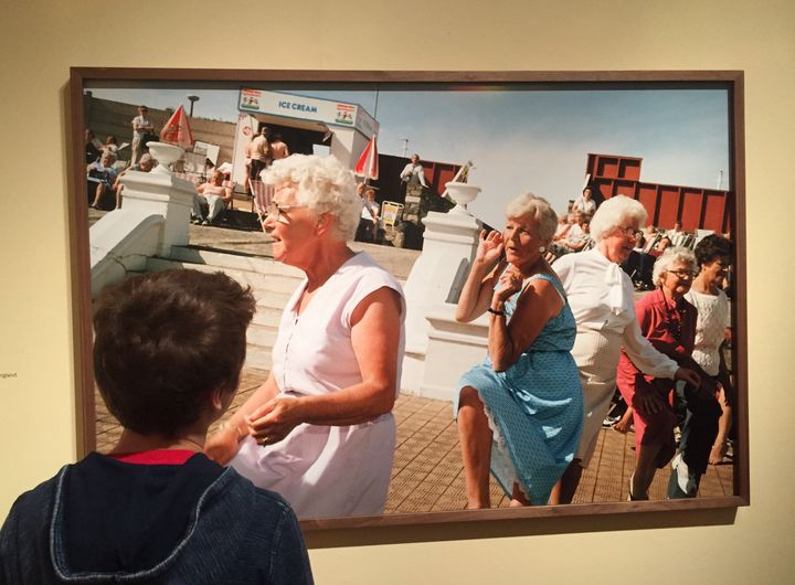 Un visiteur à l'exposition "Only Human" de Martin Parr à la National Portrait Gallery devant la photo "Margate, Kent, England 1986", le 31 mars 2019. (Laure Narlian / Franceinfo)