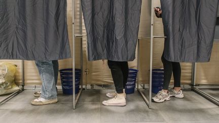 Des électeurs dans un bureau de vote au Puy-Velay (Haute-Loire), le 9 juin 2024. (MARIE JULLIARD / HANS LUCAS / AFP)