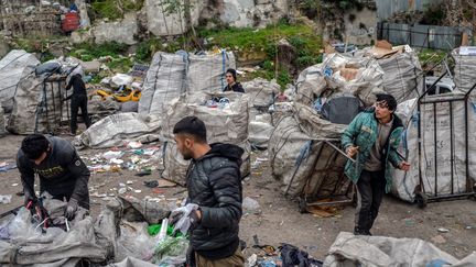 Des jeunes dans une décharge sauvage d'Istanbul, le 18 novembre 2021. (PHOTO D'ILLUSTRATION / BULENT KILIC / AFP)