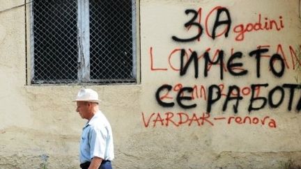 A Skopje, un graffiti annonce la couleur: "It's about the name", en rapport avec les blocages grecs autour du nom de la Macédoine. (ROBERT ATANASOVSKI / AFP)