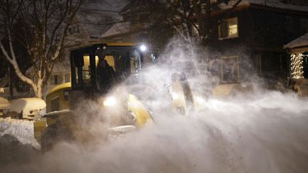 Un employé municipal déblaye les rues ensevelies de neige, le 26 décembre 2022, à Buffalo (Etats-Unis). (DEREK GEE / AP / SIPA)