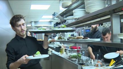 Dans un restaurant. (France 2)