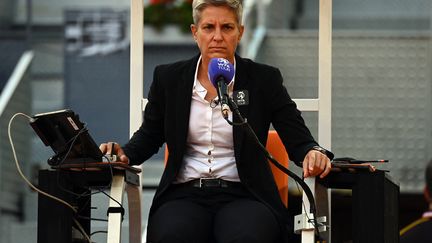 L'arbitre croate Marija Cicak lors de la finale&nbsp;féminine du Masters de Madrid, entre Ashleigh Barty et Aryna Sabalenka, le 8 mai 2021. (GABRIEL BOUYS / AFP)