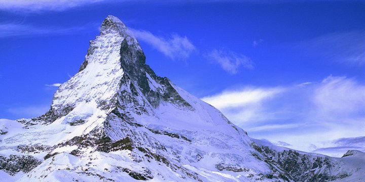 Symbole du tourisme en Suisse, le Cervin qui domine la station de Zermatt dans le Valais. Le tourisme risque de pâtir de la hausse de la monnaie helvétique. (JEAN-PHILIPPE DELOBELLE / BIOSPHOTO)