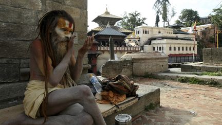 Vous ne pourrez pas non plus poser vos valises au temple de Pashupatinath, &agrave; Katmandou (N&eacute;pal). (PRAKASH MATHEMA / AFP)