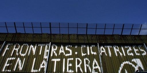 Graffiti sur le mur de séparation entre le Mexique et les Etats-Unis. (OMAR TORRES / AFP)