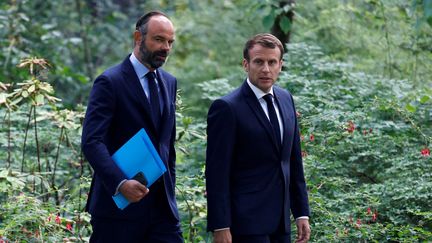 Edouard Philippe, alors Premier ministre, et Emmanuel Macron dans les jardins de l'Élysée, le 29 juin 2020. (CHRISTIAN HARTMANN / POOL / MAXPPP)