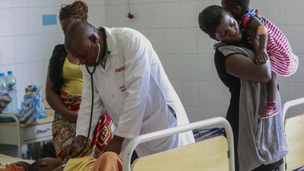 Consultation d'un pédiatre de l'hôpital de Luanda,&nbsp;le 22 février 2018. Le système de santé de l'Angola est d'un relativement bon niveau, mais les médecins sont épuisés depuis l'arrivée du Covid-19. (AMPE ROGERIO / AFP)