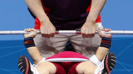 La Polonaise Justyna Kozdryk lors de l'&eacute;preuve d'halt&eacute;rophilie cat&eacute;gorie -44 kg, le 31 ao&ucirc;t 2012. (TAL COHEN / EPA / MAXPPP)