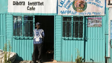 Un homme se tient devant la porte d'un cybercafé dans la ville de Lalibela, en Ethiopie.&nbsp; (GUIZIOU FRANCK / HEMIS.FR)