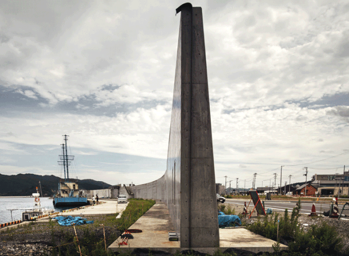 Un mur de 8,7 mètres de haut se dresse devant le port d'Ofunato. (STEFANO DE LUIGI/ GEO)