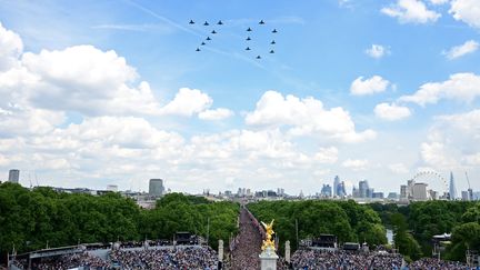 Des avions de la Royal Air Force forment le nombre 70 dans le ciel, en hommage aux 70 ans de règne d'Elizabeth II à Londres, le 2 juin 2022. (PAUL ELLIS / AFP)