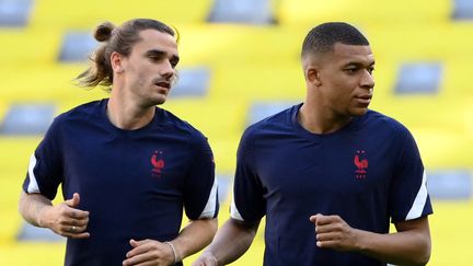 Antoine Griezmann et Kylian Mbappé à l'entraînement, lundi 14 juin, sur la pelouse de l'Allianz Arena de Munich. (FRANCK FIFE / AFP)