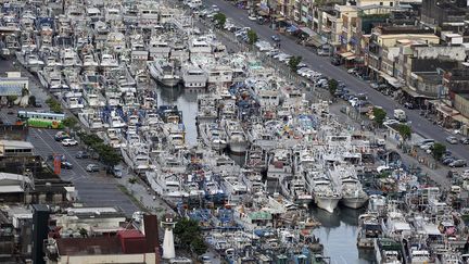 Les bateaux sont rang&eacute;s dans le port de Nanfangao (Ta&iuml;wan) dans l'attente du passage du typhon Soulik, le 11 juillet 2013. (PICHI CHUANG / REUTERS)