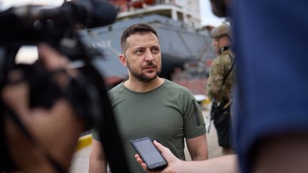 Le président ukrainien Volodymyr Zelensky lors d'une visite sur le port de Chornomorsk, le 29 juillet 2022. (STR / UKRAINIAN PRESIDENTIAL PRESS SER)