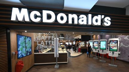 L'entrée d'un restaurant McDonald's à Strasbourg (Bas-Rhin), le 13 septembre 2019. (FREDERICK FLORIN / AFP)