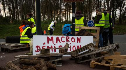 Des "gilets jaunes" bloquent un rond-point à Dinan (Côtes-d'Armor), le 20 novembre 2018. (MARTIN BERTRAND / HANS LUCAS / AFP)