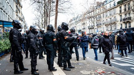 Les forces de l'ordre lors de la manifestation contre la réforme des retraites mardi 19 janvier 2023, à Paris. (AMAURY CORNU / HANS LUCAS / AFP)