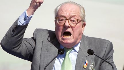 Le pr&eacute;sident d'honneur du Front national, Jean-Marie Le Pen, le 1er mai 2012 &agrave; Paris. (BERTRAND LANGLOIS / AFP)