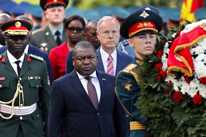 Filipe Nyusi, assiste à une cérémonie de dépôt de gerbe de fleurs sur la tombe du soldat inconnu à Moscou, août 2019. (YURI KOCHETKOV / POOL)