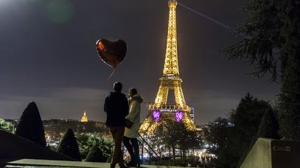 Un couple lors de la Saint-Valentin à Paris ( 14 Février 2020). (VINCENT ISORE / MAXPPP)