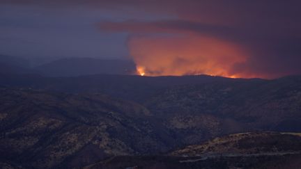 L'incendie Ferguson fait rage dans le parc naturel de Yosemite, en Californie (Etats-Unis), le 14 juillet 2018. (RYAN JONES / CROWDSPARK / AFP)