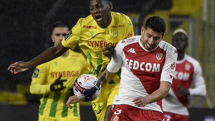 Le duel entre Randal Kolo Muani (Nantes) et Guillermo Maripan (Monaco) en Ligue 1, le 31/01/2021 (SEBASTIEN SALOM-GOMIS / AFP)