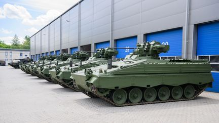 Des chars Marder remis à neuf en Basse Saxe, le 14 juillet 2022. (JULIAN STRATENSCHULTE / DPA)