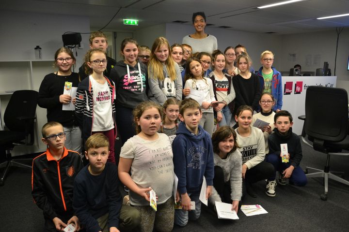 Après l'interview, place aux autographes avec la basketteuse et une dernière petite photo souvenir avec la classe. (Estelle FAURE / FRANCEINFO)