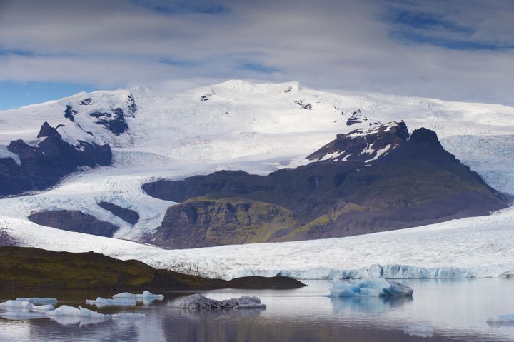 Le glacier&nbsp;Oraefajokull est en réalité un volcan, ici photographié en 2009, en Islande.&nbsp; (PATRICK DIEUDONNE / ROBERT HARDING HERITAGE / AFP)