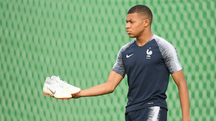 Kylian Mbappe lors d'un entraînement de l'équipe de France, le 14 juillet 2018, à Moscou en Russie. (ALEXEY FILIPPOV / SPUTNIK / AFP)