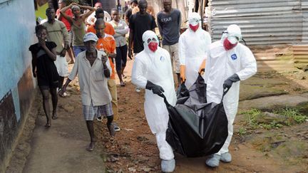 &nbsp; (Une victime d'Ebola à Monrovia, la capitale du Libéria, un des pays les plus touchés © REUTERS /James Giahyue)