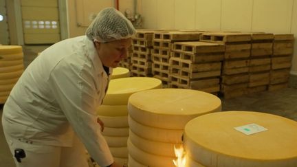 Jura : à la rencontre de la première femme affineuse de comté