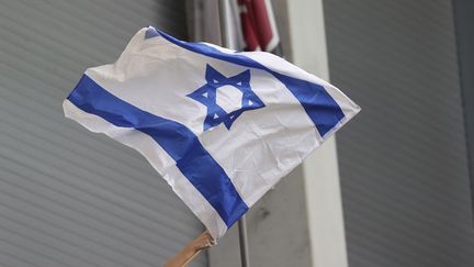 Un supporter agite un drapeau israélien lors d'une manifestation sportive. (JVORGEN FROMME / AUGENKLICK/FIRO SPORTPHOTO)