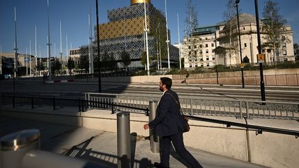 Un piéton marche dans une rue dà Birmingham en Angleterre, le 14 septembre 2020.Photo d'illustration. (OLI SCARFF / AFP)