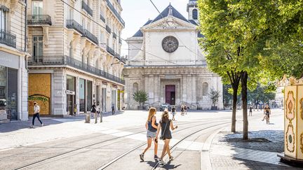 Le centre de Grenoble (Isère), lors d'un épisode de canicule, le 21 août 2023. (BENOIT ALMERAS / MAXPPP / LE DAUPHINE)