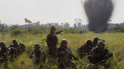 Les forces spéciales péruviennes lors d'une opération de destruction d'un champ de coca, le 12 septembre 2014. (Enrique Castro-Mendivil / Reuters)